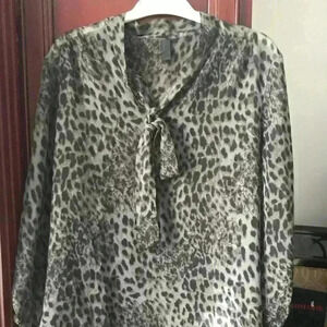 🔥2/30$ 🔥soft as  silk animal print top. Ptp 20” shoulder to hem 25”